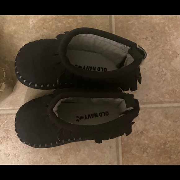 Old Navy- Baby Girl Faux-Suede Moccasin Booties - Picture 4 of 4